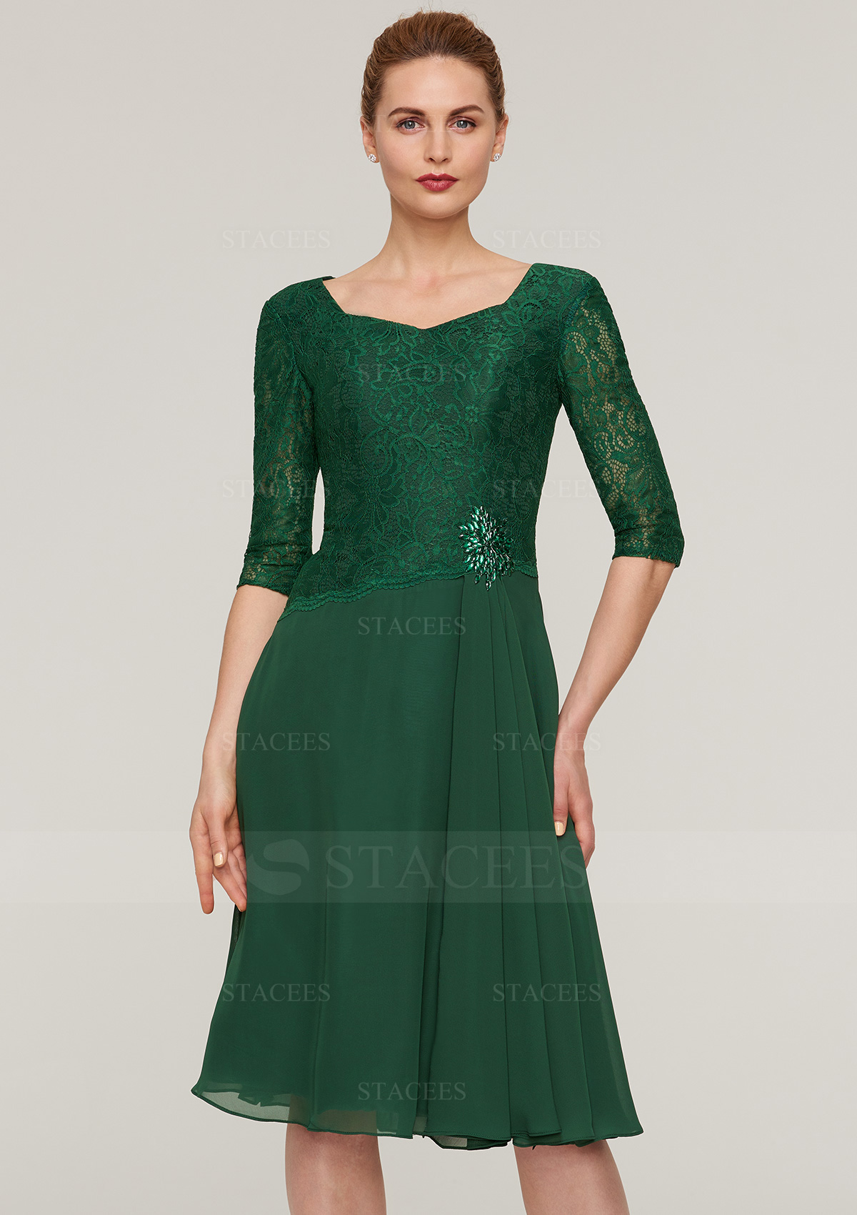 Robe trapèze col festonné mousseline longueur genou robe de mère de la mariée avec perle dentelle