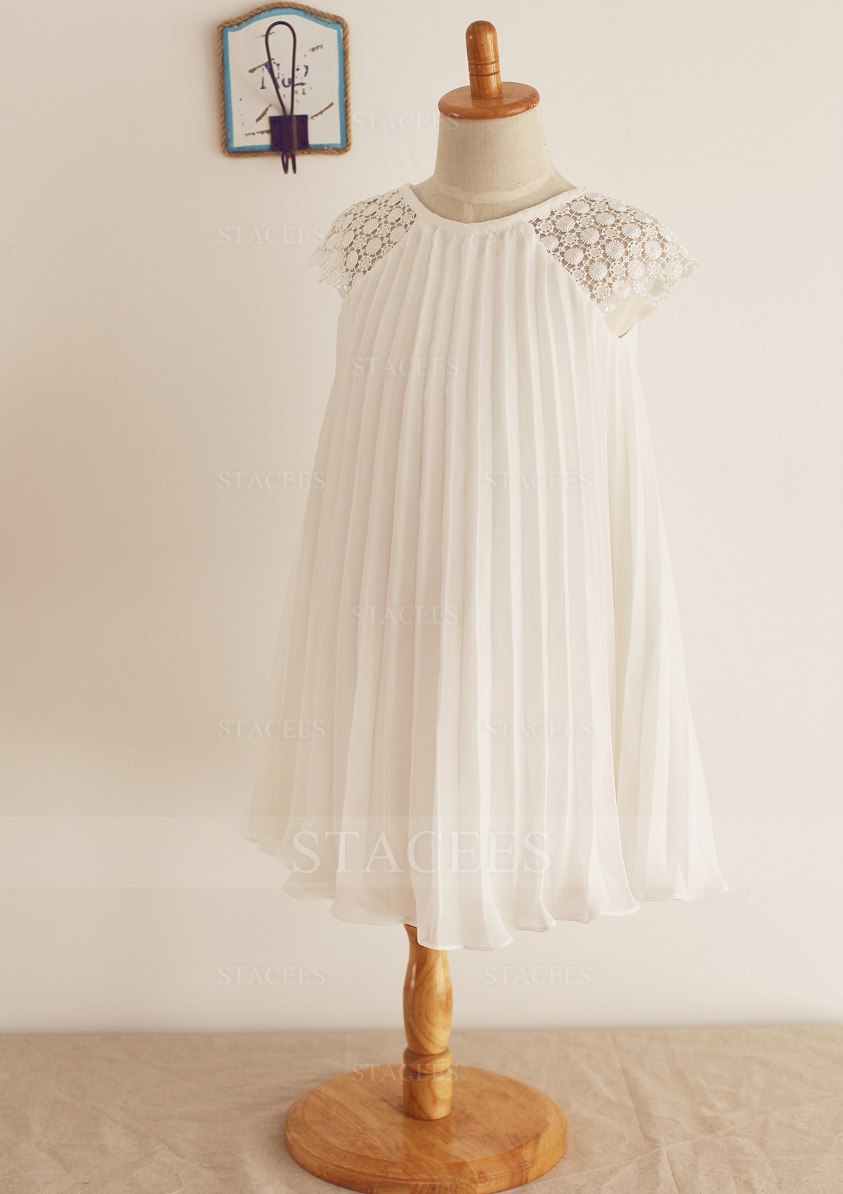 A-line/Princess Scoop Neck Knee-Length Chiffon Lace Flower Girl Dress With Pleated