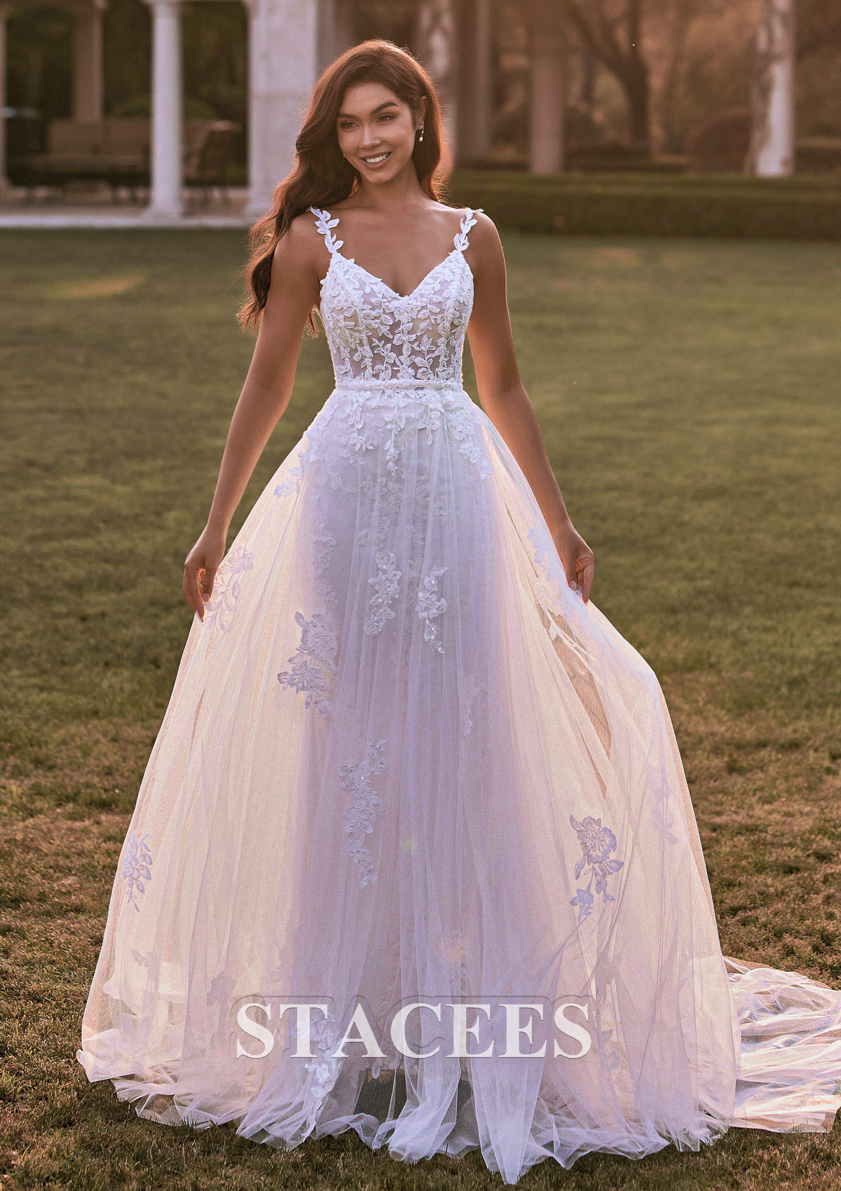 Vestido línea a corte trompeta/sirena escote en v encaje cola de la capilla vestido de novia