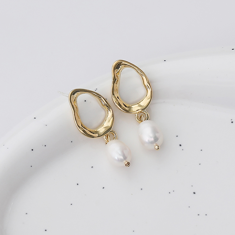 Encantadores y elegantes pendientes de cobre para mujer con perla