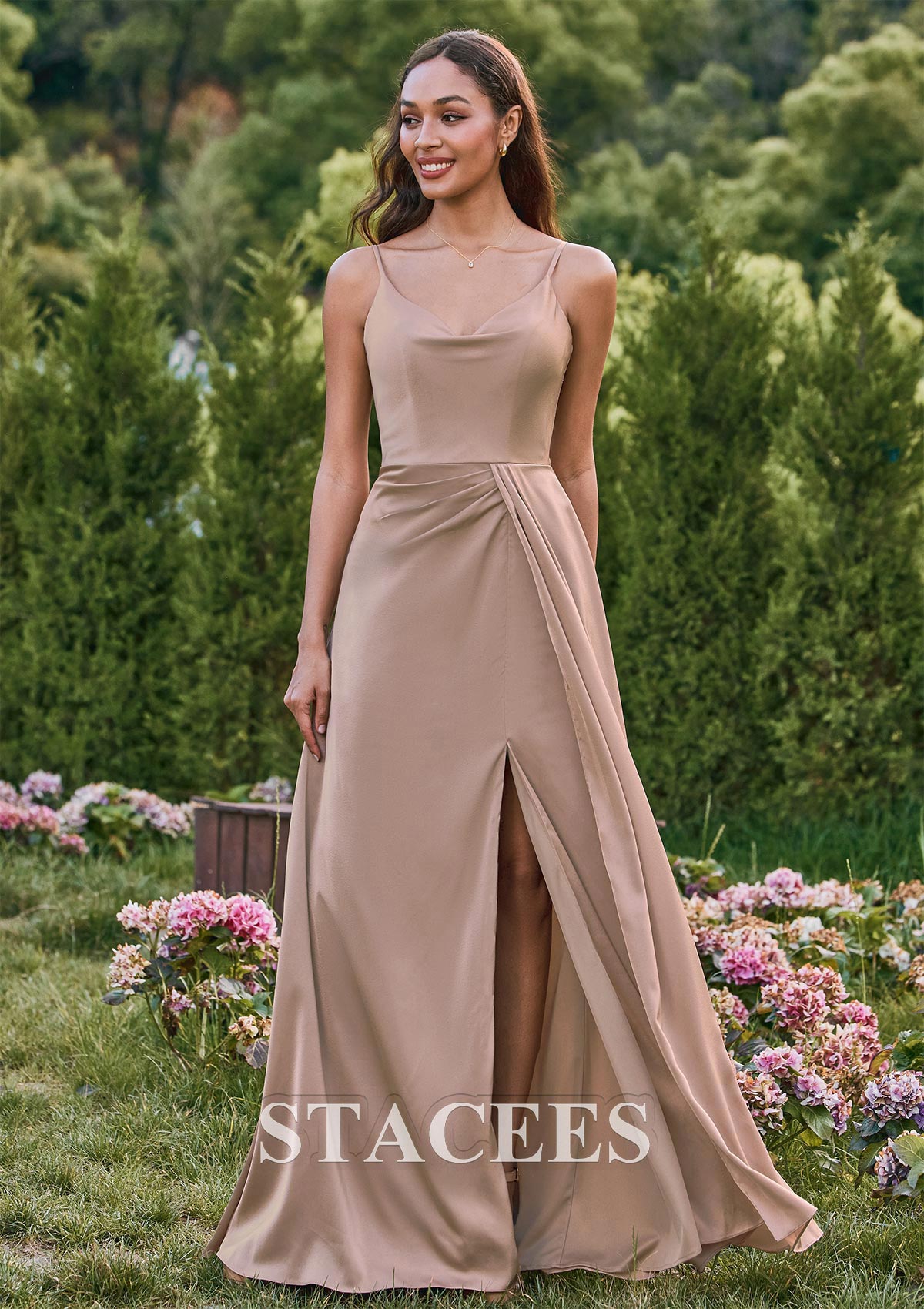 Taupe Fourreau col en v satin extensible longueur ras du sol robe de demoiselle d'honneur avec drapé latéral fendue - STACEES