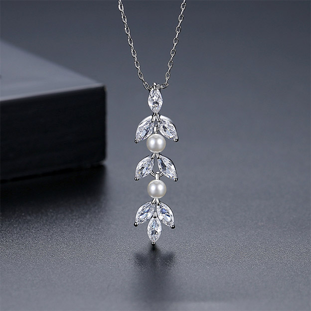 Exquis unique cuivre colliers avec zircone cubique perles d'imitation
