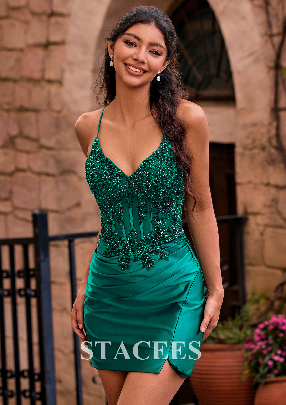 Comme Image Fourreau col en v soie comme du satin courte/mini robe de fête de la rentrée avec perles paillettes - STACEES