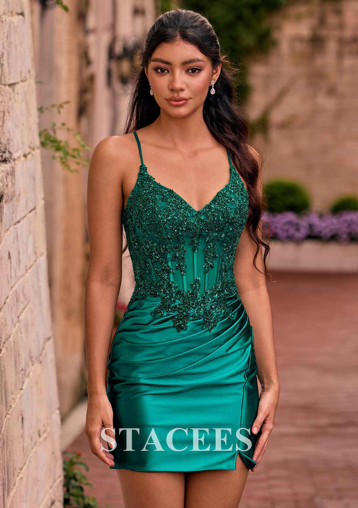 Comme Image Fourreau col en v soie comme du satin courte/mini robe de fête de la rentrée avec perles paillettes - STACEES