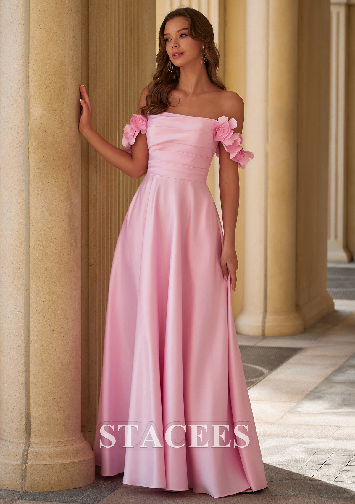 Rose Bonbon Trapèze épaule dénudée satin longueur ras du sol robe de bal avec fleurs plissé poches - STACEES