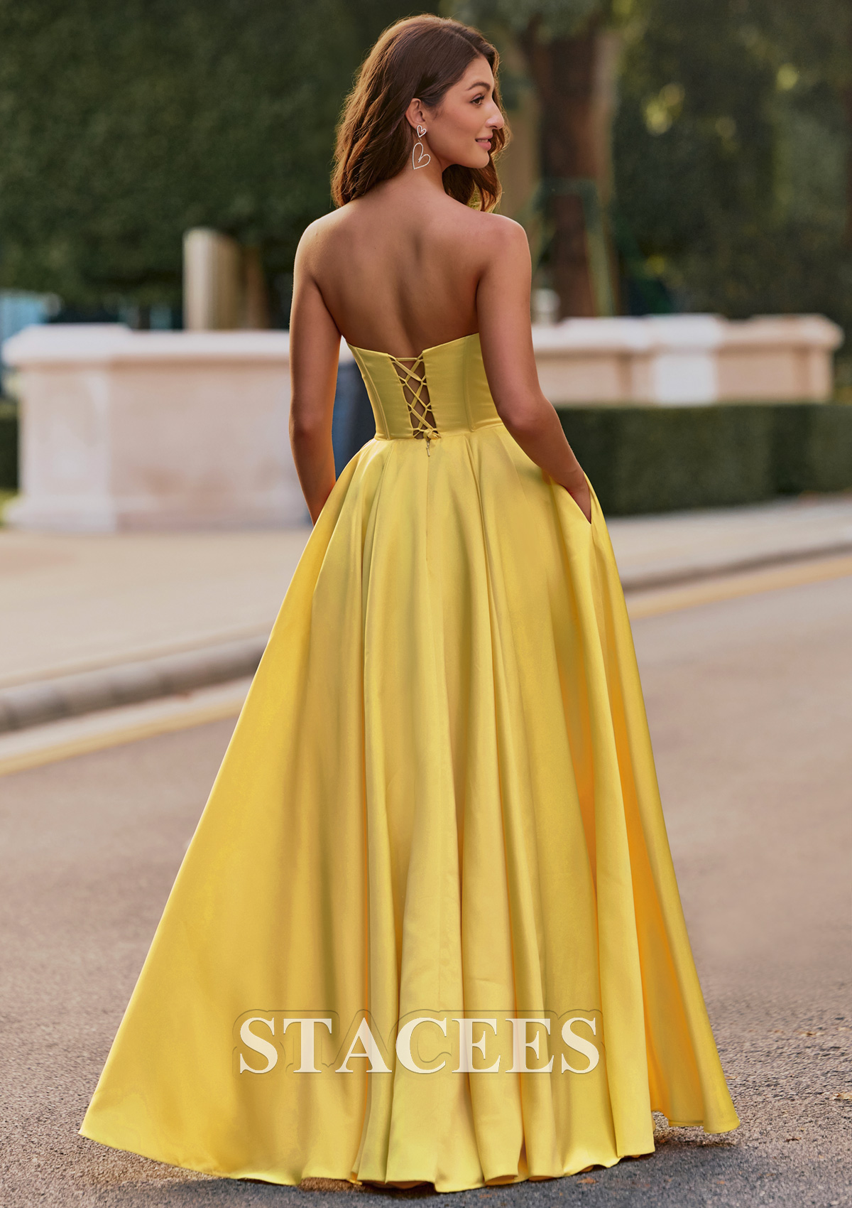 Jonquille Trapèze cache coeur satin longueur ras du sol robe de bal avec plissé poches fendue - STACEES