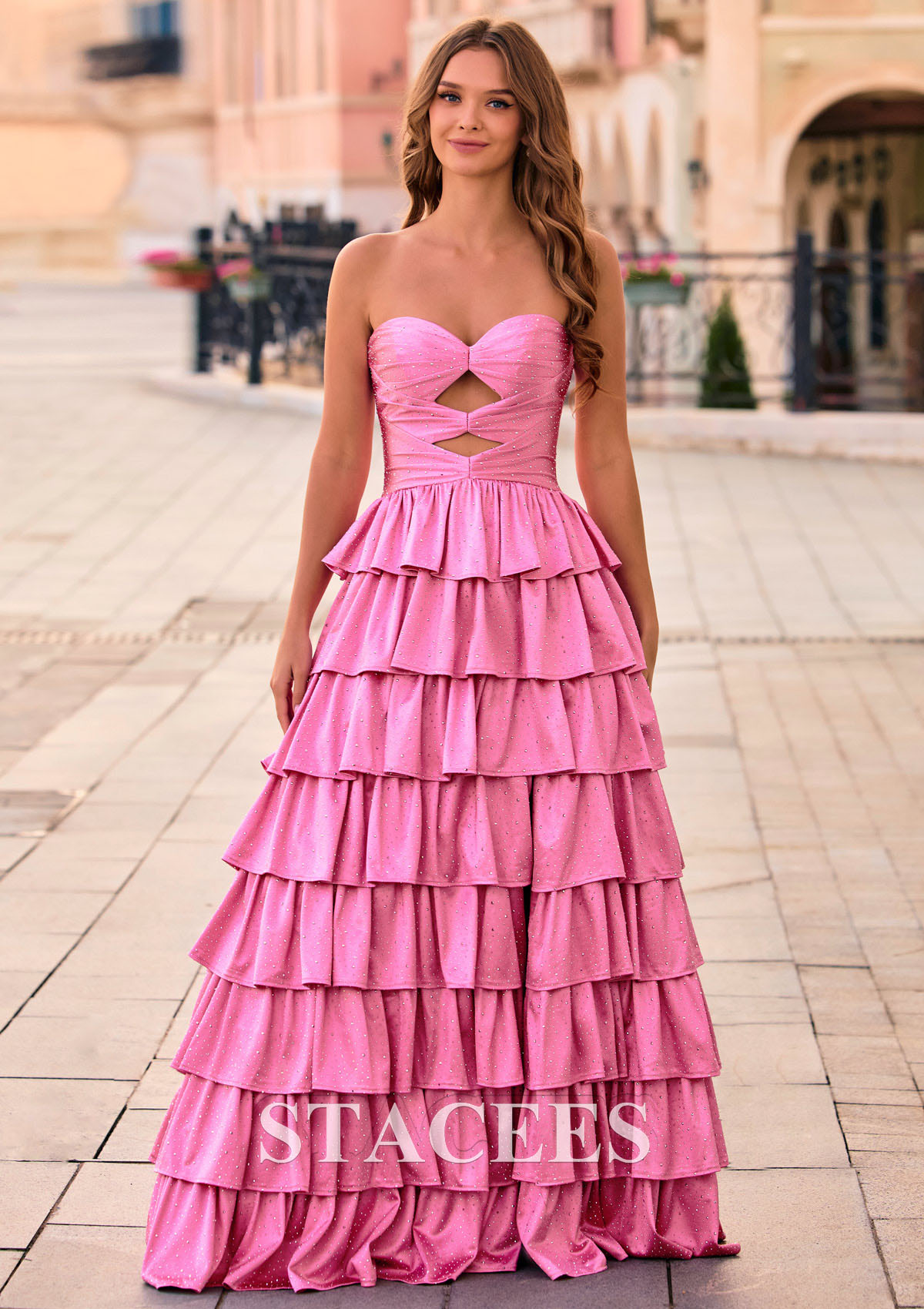 Rose Bonbon Trapèze cache coeur soie comme du satin longueur ras du sol robe de bal avec strass thermocollant trou de serrure - STACEES