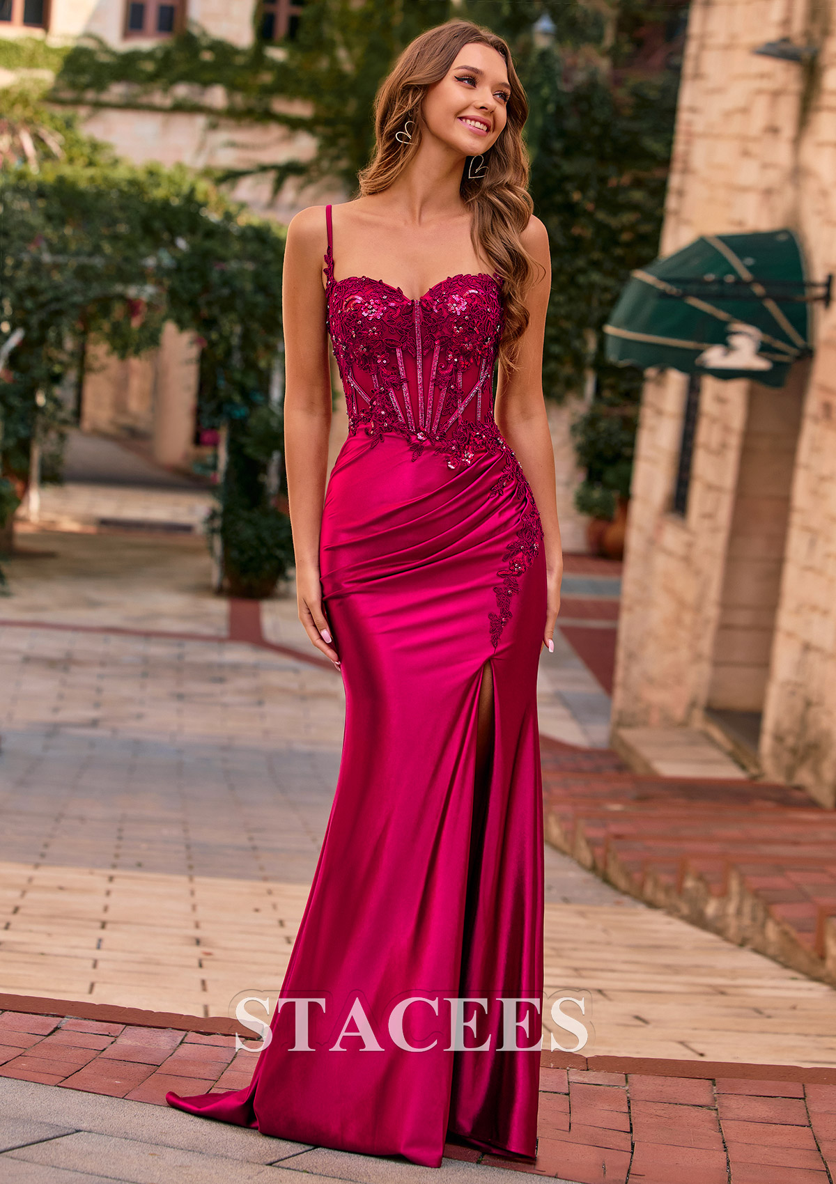 Bordeaux Fourreau col en v soie comme du satin traîne balayage robe de bal avec plissé paillettes fendue - STACEES